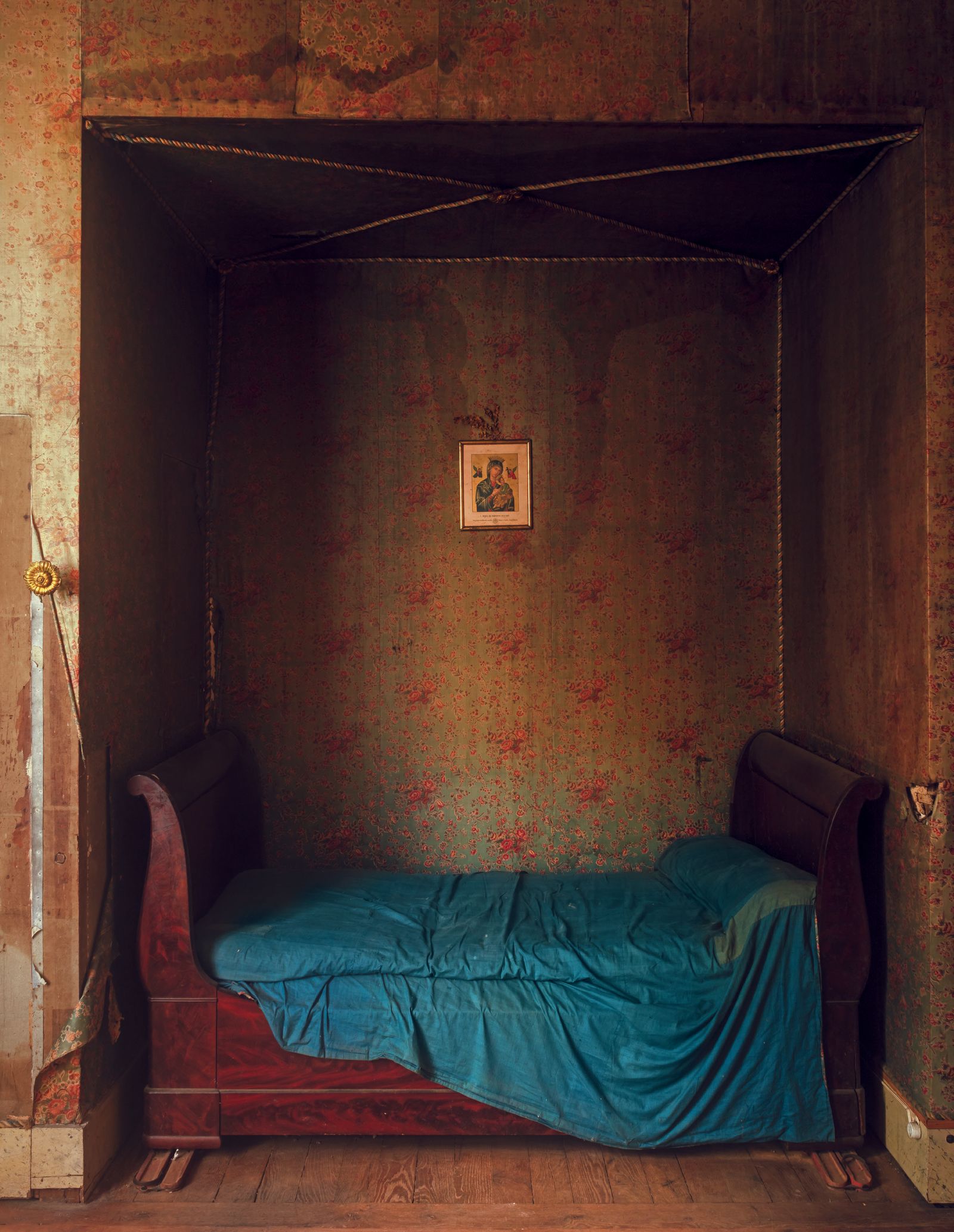 Image may contain Furniture Bed Bedroom Indoors Room and Couch